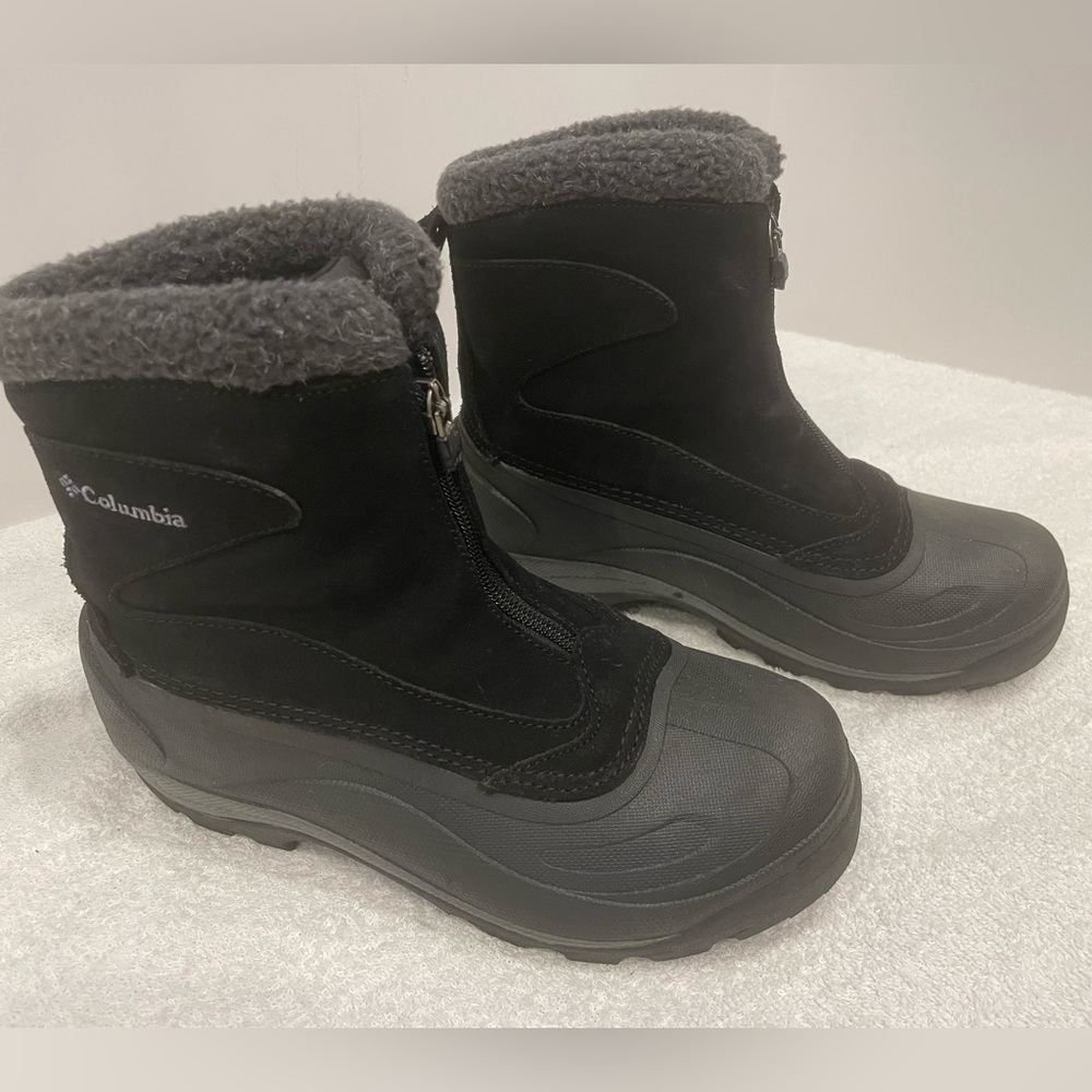 Woman’s Columbia Water Resistant Snow Boots. Black and Grey